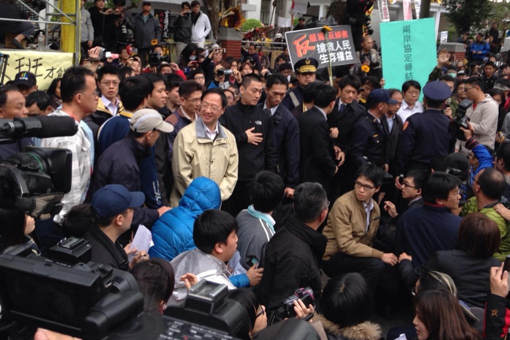 Taiwan Prime Minister Jiang Yi-huah (centre, in casual jacket) talks to students and other protesters outside the legislature. Photo: CNA