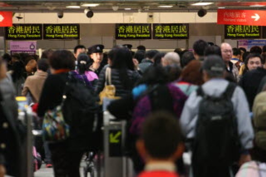 Travellers cross into the mainland at Lo Wu. The smuggler is also alleged to have hidden jewellery in his underwear. Photo: Felix Wong.