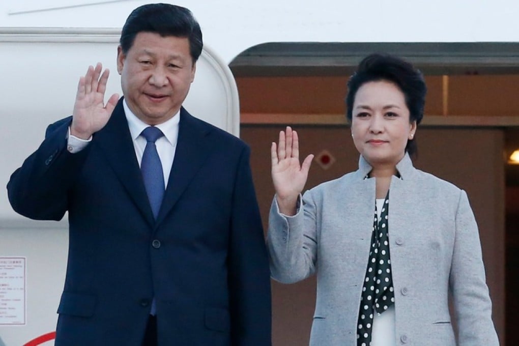Chinese president Xi Jinping and his wife Peng Liyuan wave the people as they arrive at the airport of Lyon, France. Photo: EPA