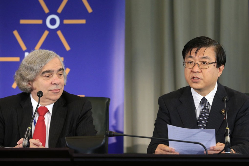 Japan's Special Advisor to the Prime Minister Yosuke Isozaki, right, and US Energy Secretary Ernest Moniz address the media at the first day of a two-day Nuclear summit in The Hague, the Netherlands. Photo: AP