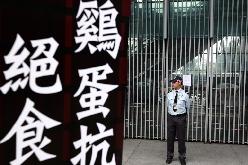 Pan-democrats staged a hunger strike for universal suffrage outside HSBC building in Central.