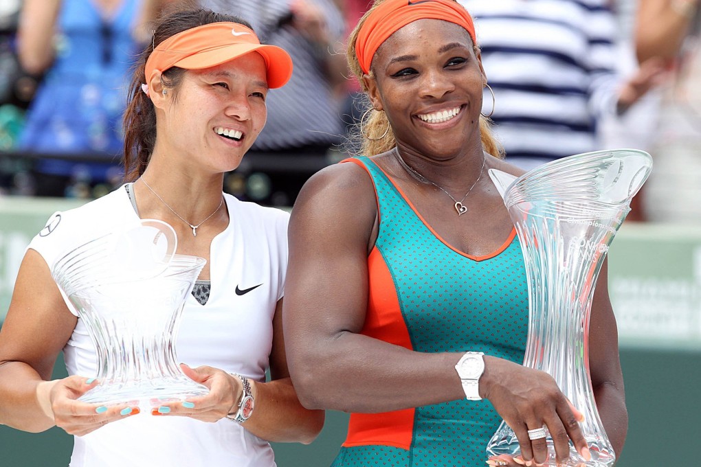 Li Na and Serena Williams share a laugh at the awards ceremony. Photo: MCT