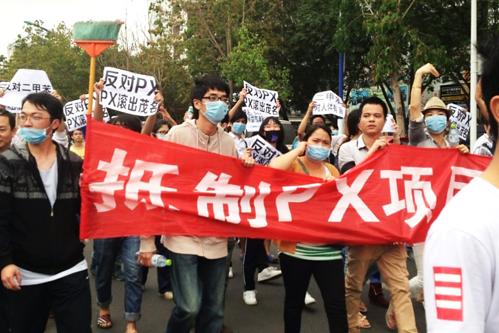 Photo of the protest in Maoming shared online on Sunday. Screenshot via Sina Weibo.