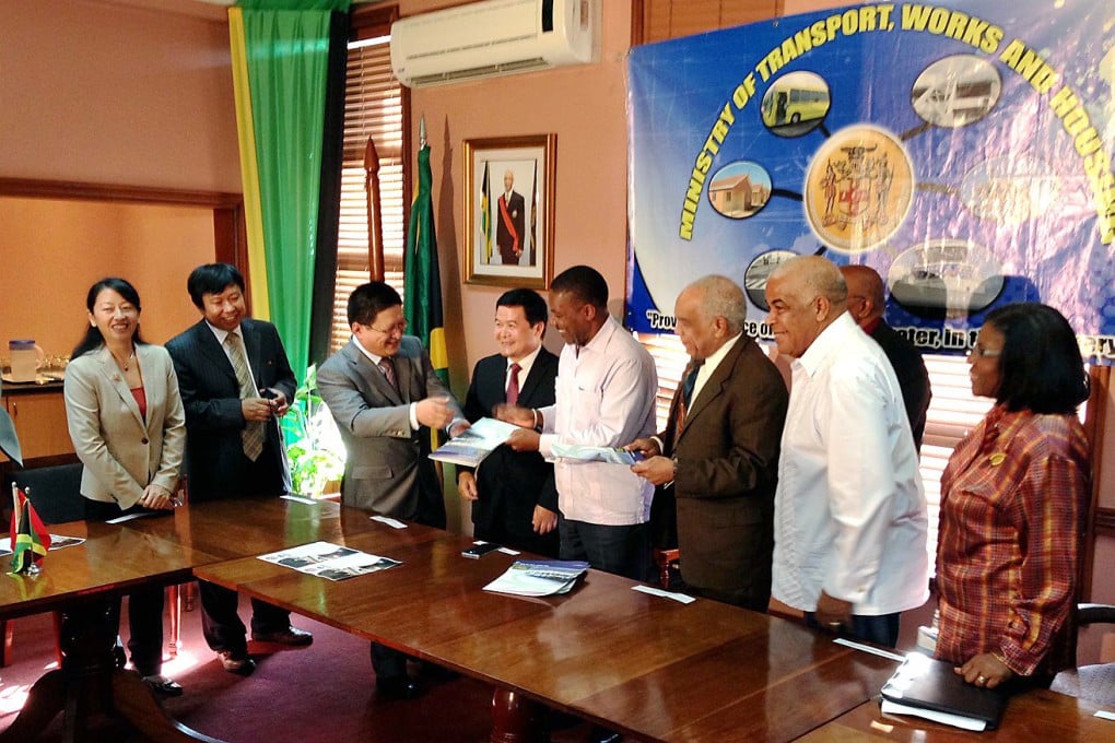 Deputy General Manager Tang Zhong-dong signs a preliminary agreement with Omar Davies, the cabinet minister responsible for the development. Photo: Corporate website of CHEC