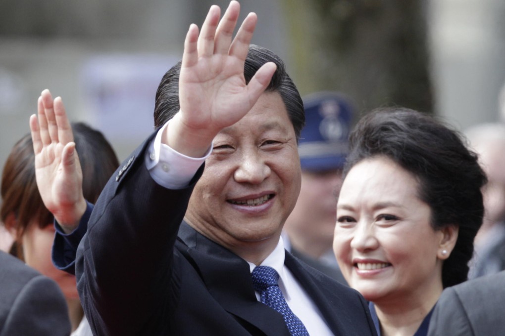 Xi and his wife, Peng Liyuan , wave during a visit to Bruges on the last day of their three-day tour of Belgium .Photo: AP