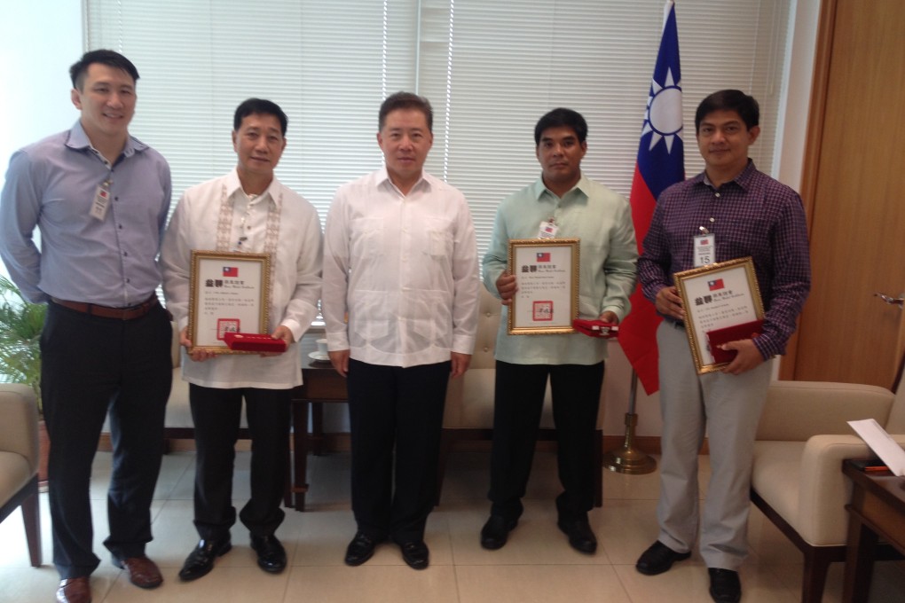 Gene Yu, left, pictured with Taiwanese ambassador to the Philippines Raymond L.S. Wang (centre) and Philippine military officers who assisted in the rescue of Taiwanese tourist Evelyn Chang. Photo: Handout