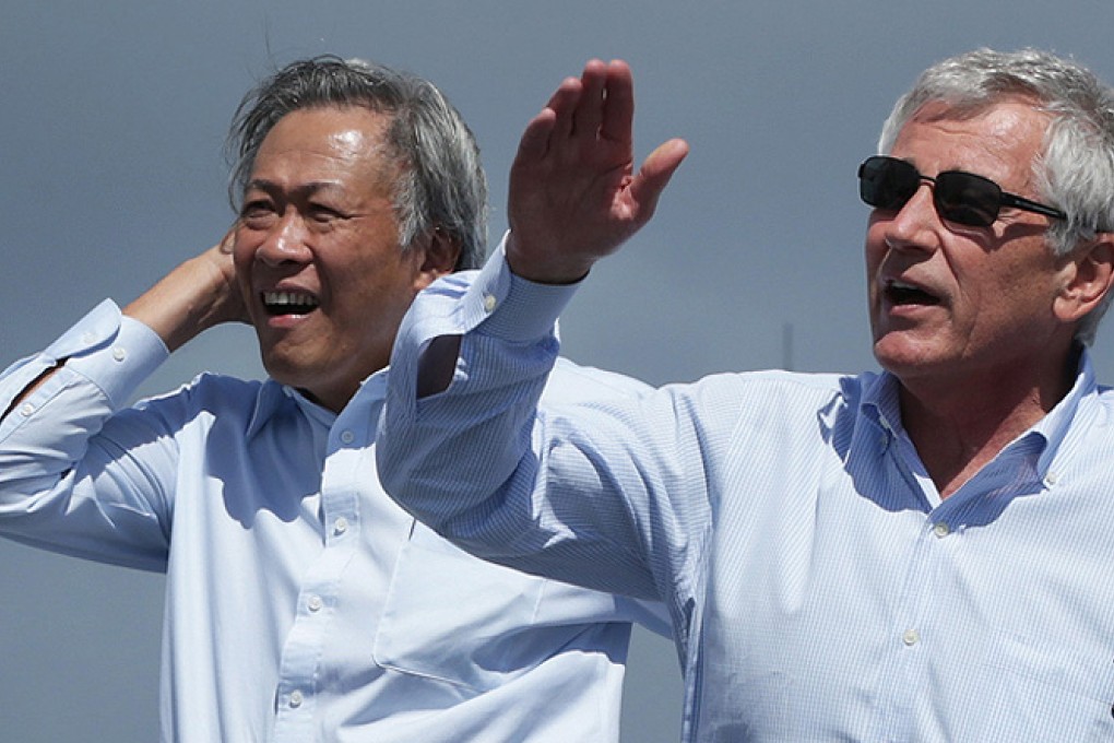 Singapore's Defence Minister Ng Eng Hen watches a flight demonstration with US Secretary of Defence Chuck Hagel in Honolulu, Hawaii. Photo: AP