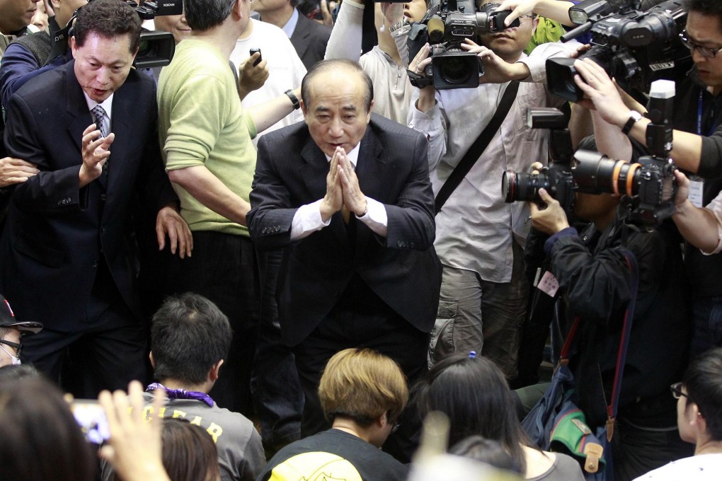 Wang Jin-pyng greets protestors at the legislature yesterday. The government said he had not warned leaders of his initiative. Photo: Reuters