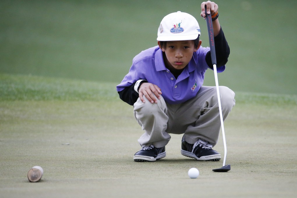 Leo Cheng lines up a putt. Photo: EPA