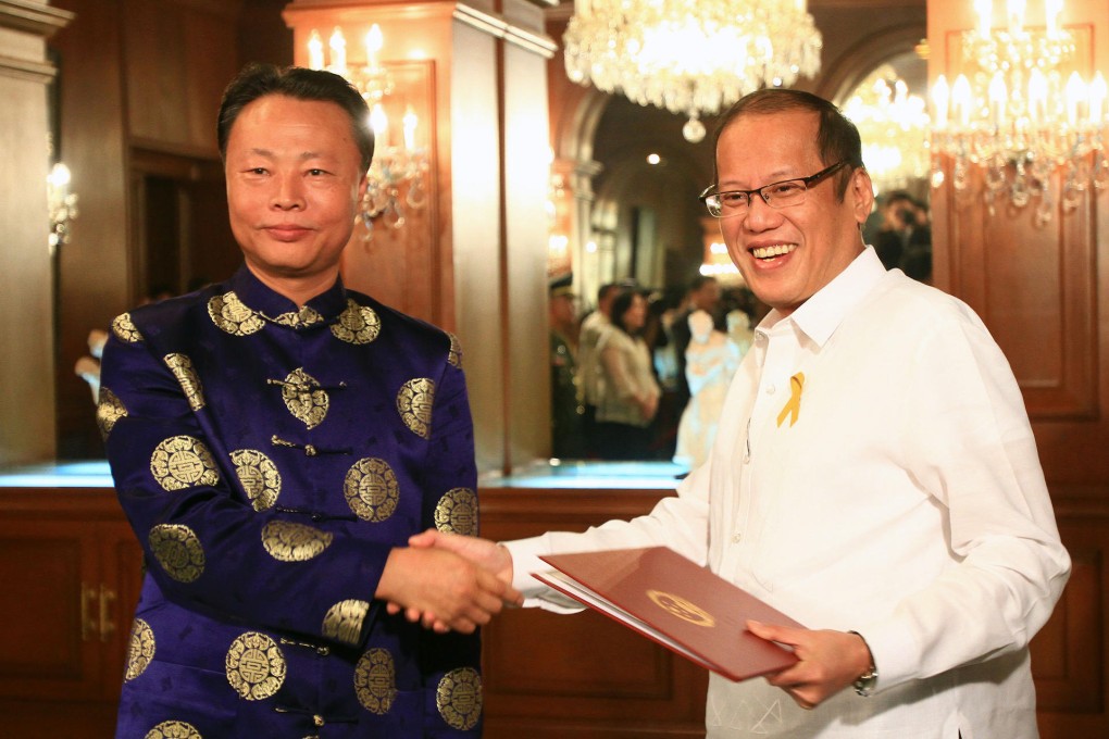 Ambassador Zhao Jianhua (left) with President Aquino. Photo: Xinhua