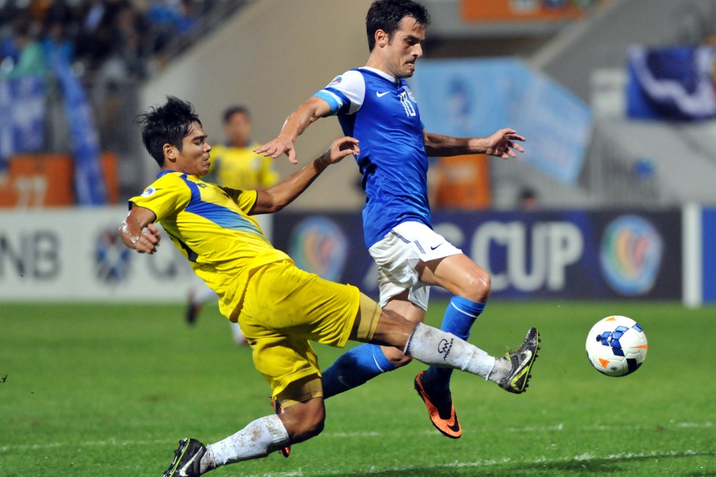 Kitchee striker Jorge Tarres is challenged by Tampines Rovers' Muhammad Jufri Taha. Photo: Xinhua