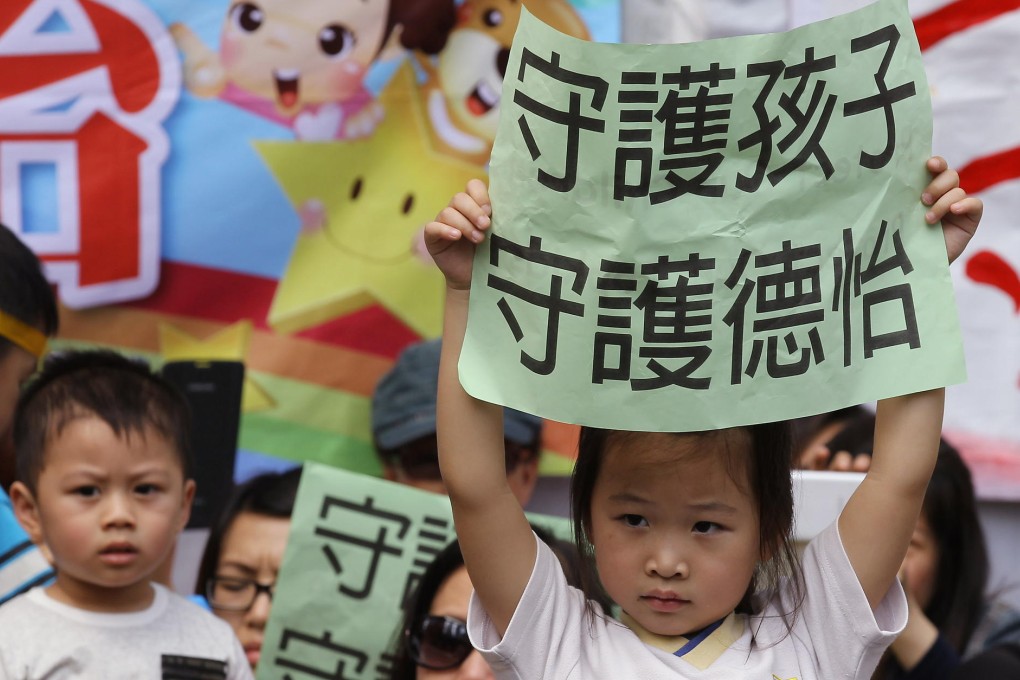 Pupils and parents from the Topkids preschool protest at the Cheung Kong Center to appeal to Li Ka-shing to help keep their kindergarten stay open. Photo: Edward Wong