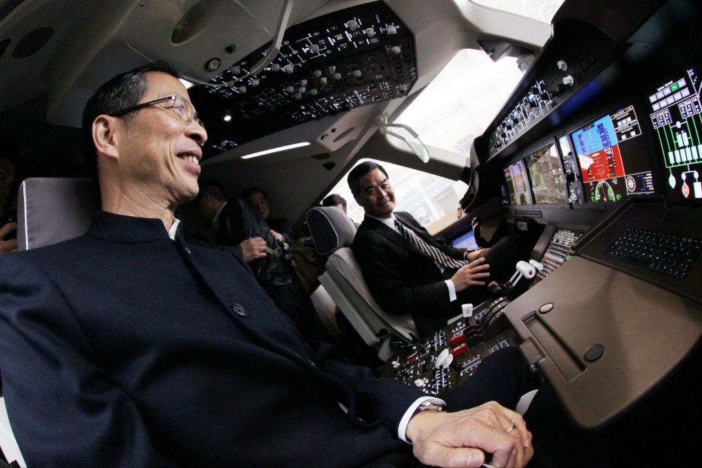 Legco President Jasper Tsang (left) joins Chief Executive Leung Chun-ying in a flight simulator at a factory in Shanghai. Photo: Dickson Lee