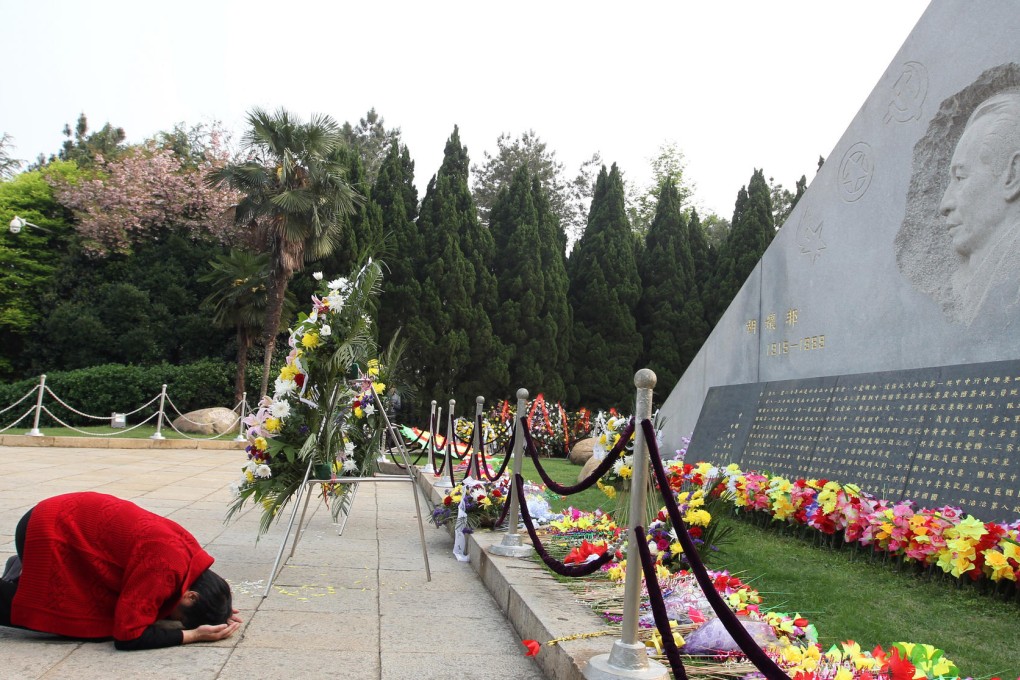 A woman pays her respects to late party leader Hu Yaobang at his tomb in the Fuhua Mountain Yaobang Memorial Park in Gongqingcheng, Jiangxi province. Photo: Simon Song