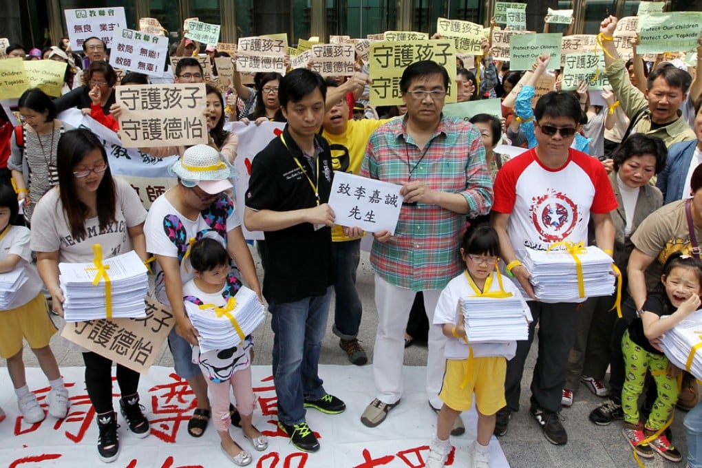 Parents of Topkids International Preschool and their kids gather to petition for renewal of the lease on its premises. Photo: Edward Wong