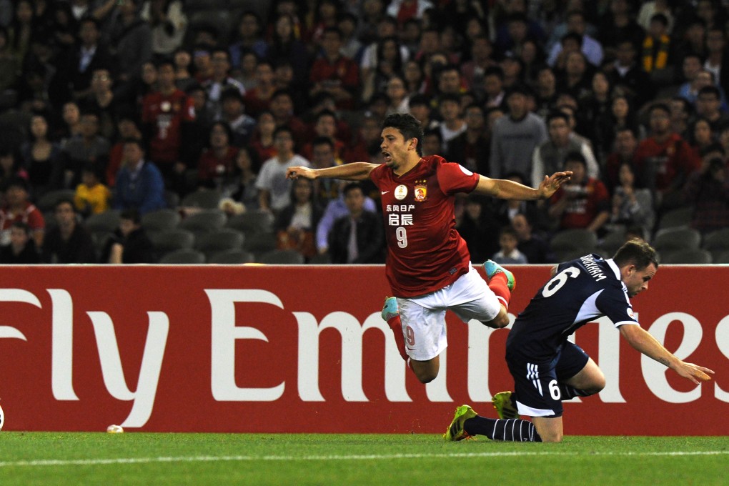 Guangzhou Evergrande's Elkeson (left) tangles with Melbourne Victory's Leigh Broxham. Photo: AFP