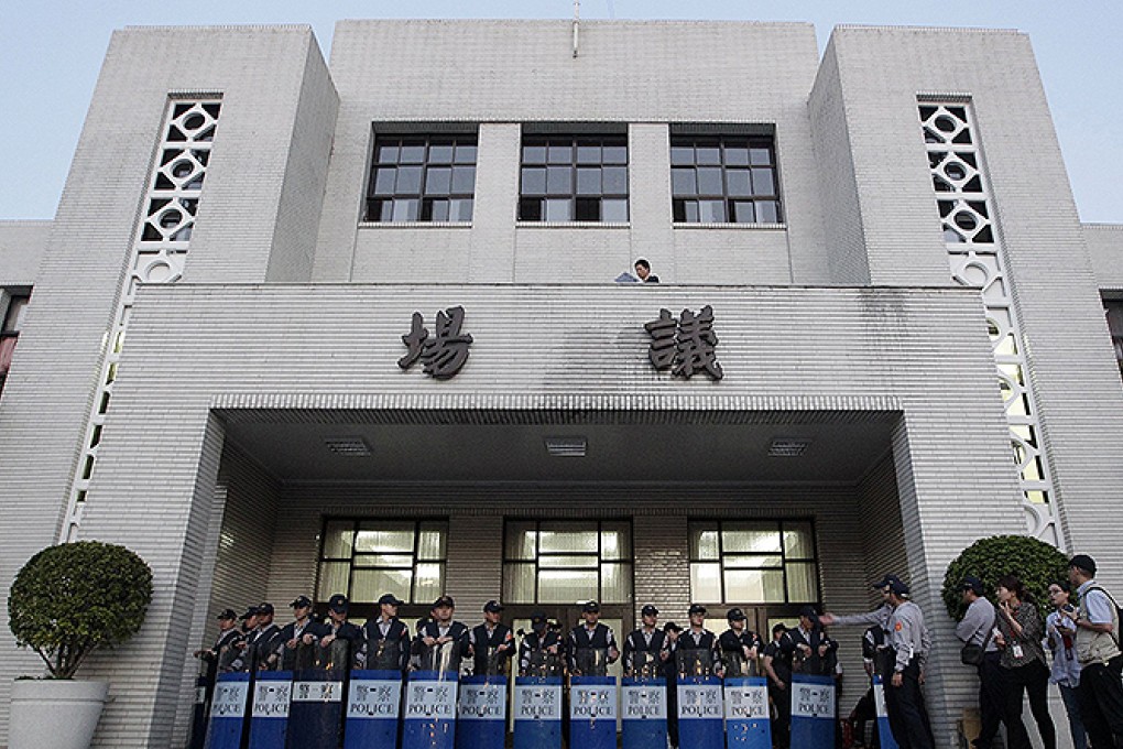 Police officers stand guard in front of Taiwan's parliament in Taipei. Photo: Reuters