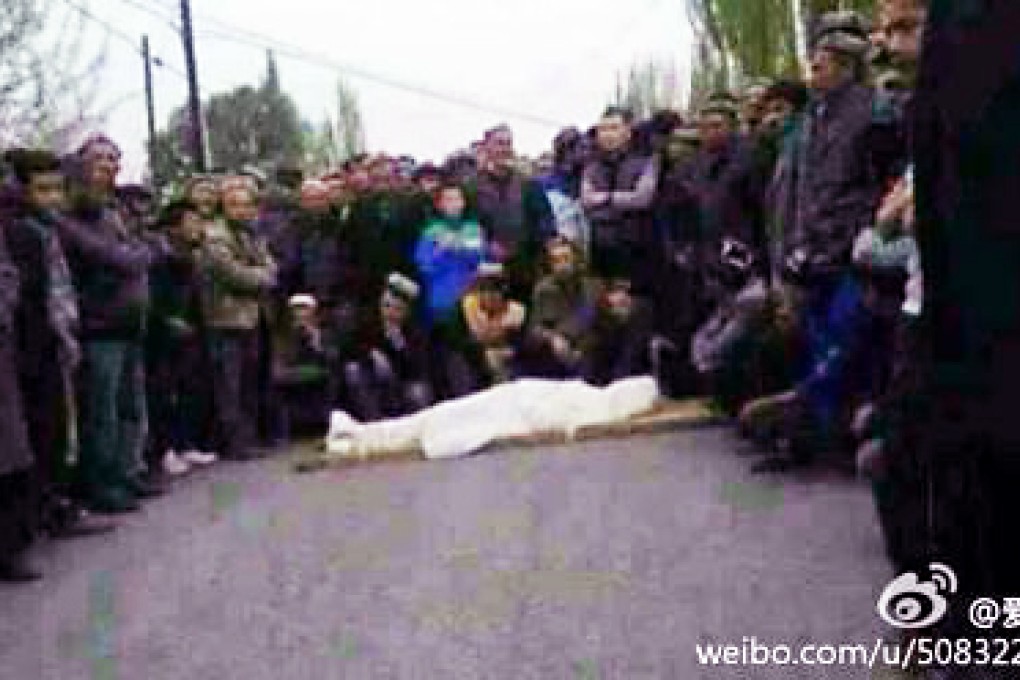 Residents in Keping carried the body through the streets. Photo: Screenshot via Weibo