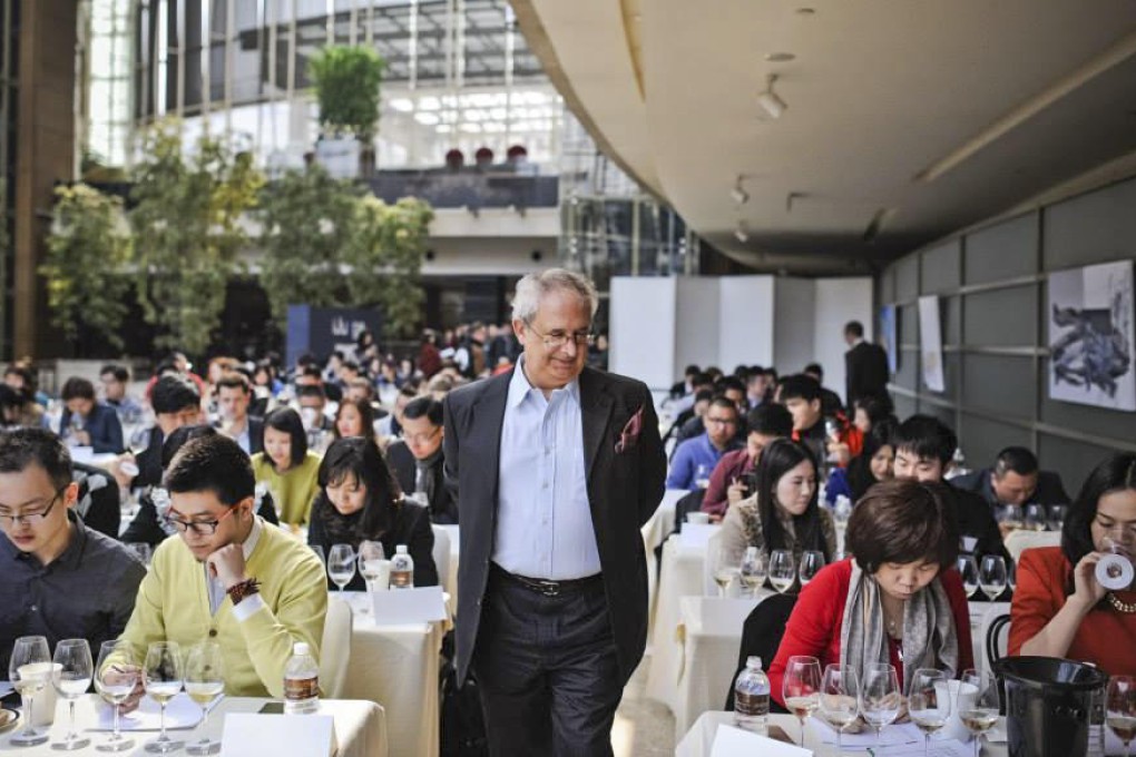 Michel Bettane walking the floor at the Shanghai Wine Experience, which took place at the Hyatt on the Bund.Photo: Tao Yue Yang
