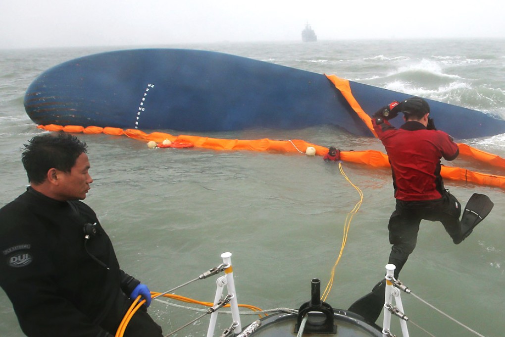 Civilian divers jump into the sea to search for missing passengers in the sinking of the ferry Sewol. Photo: EPA