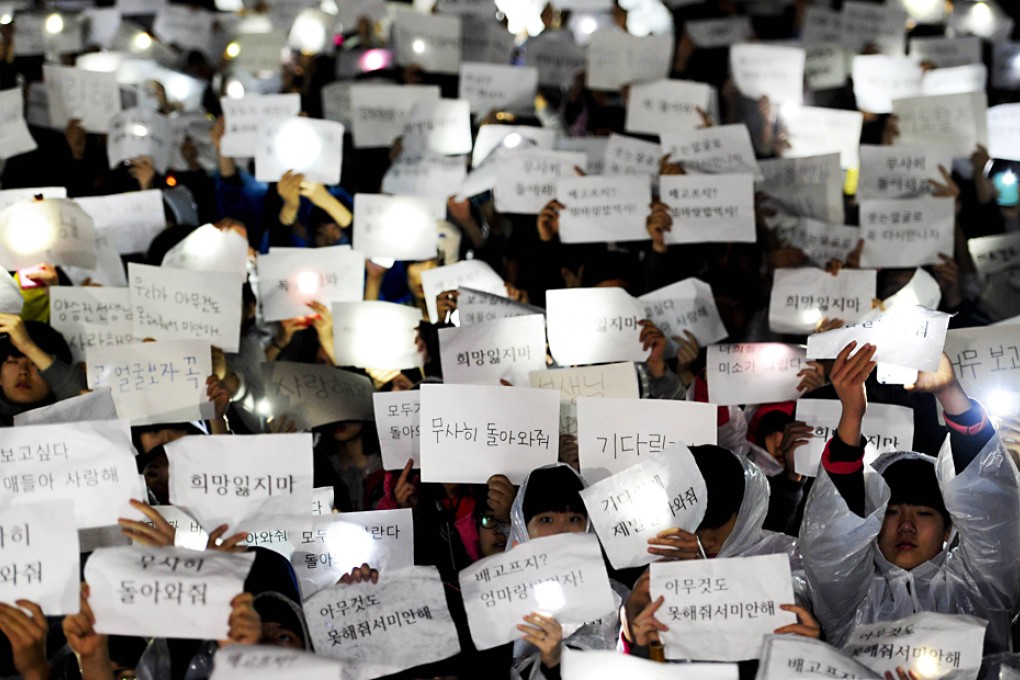 Students at Danwon High School hold letters for students of the school who are among the missing passengers of a South Korean capsized ferry in Ansan. Photo: AFP