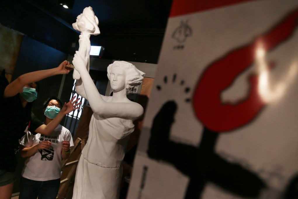 The statue resembles the one built by students 25 years ago.