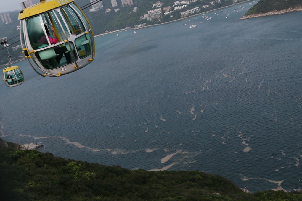 A red tide in Deep Water Bay on Monday, as viewed from a cable car at Ocean Park. Photo: Nora Tam