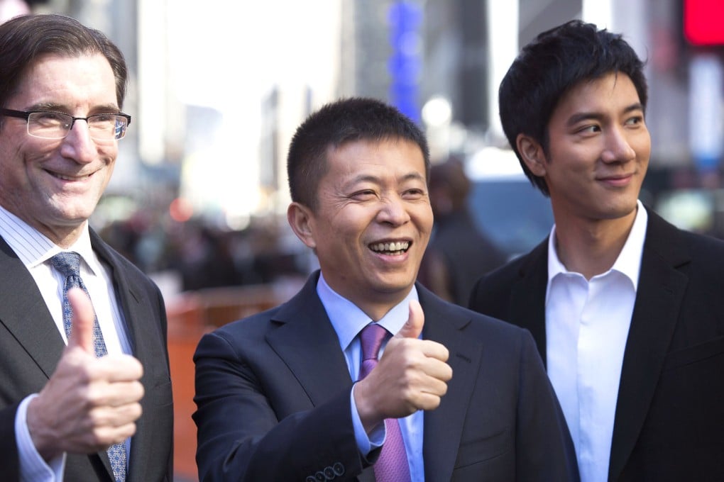 CEO of the Nasdaq-OMX Stock Market Robert Greifeld (L), Weibo Corporation Chairman Charles Chao (C) and singer Wang Leehom pose near the NASDAQ MarketSite in Times Square for Weibo's IPO on April 17, 2014. Photo:  Reuters