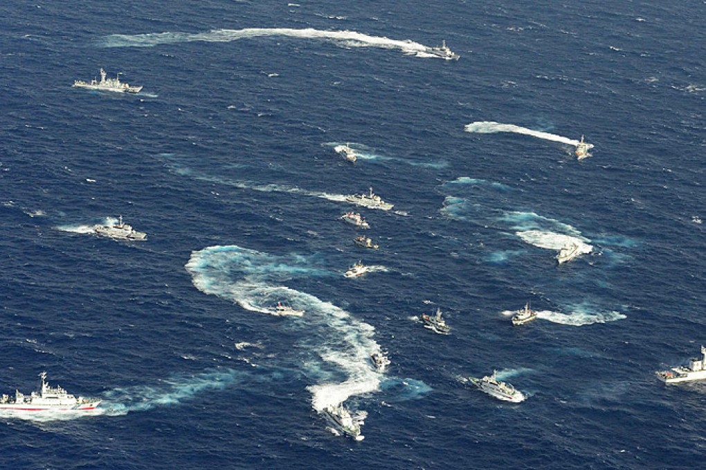 A Japanese Coast Guard patrol ship clashes with fishing boats and Coast Guard vessels from Taiwan near the disputed islands in the East China Sea. Photo: Reuters