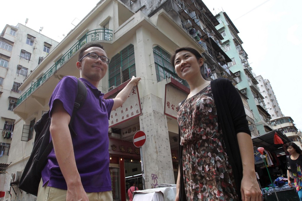Haider Kikabhoy, founder of Walk In Hong Kong, and Olivia Tang show a tenement block in Sham Shui Po. Photo: Edward Wong