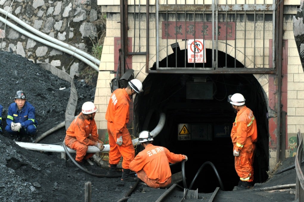 Rescuers work at the flooded Xiahaizi coal mine in Dongshan Town of Qujing City, southwest China's Yunnan Province, April 8, 2014. Photo: Xinhua