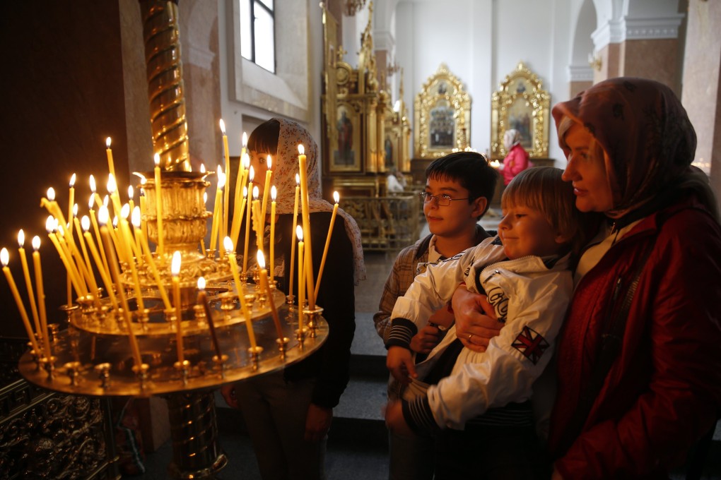 Ukrainian Orthodox believers light candles inside a church during Easter in Donetsk, eastern Ukraine April 20, 2014. Photo: Reuters