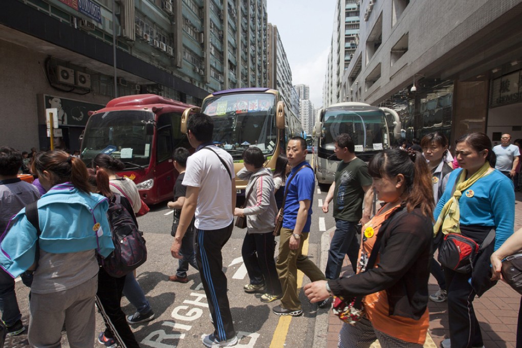 The overcrowding problem in Hong Kong has been exacerbated by the increasing number of mainland tourists.