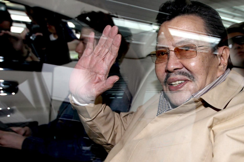 Joseph Estrada at Chek Lap Kok. The Manila mayor's delegation is planning to meet Chief Executive Leung Chun-ying and families of the victims. Photo: Felix Wong