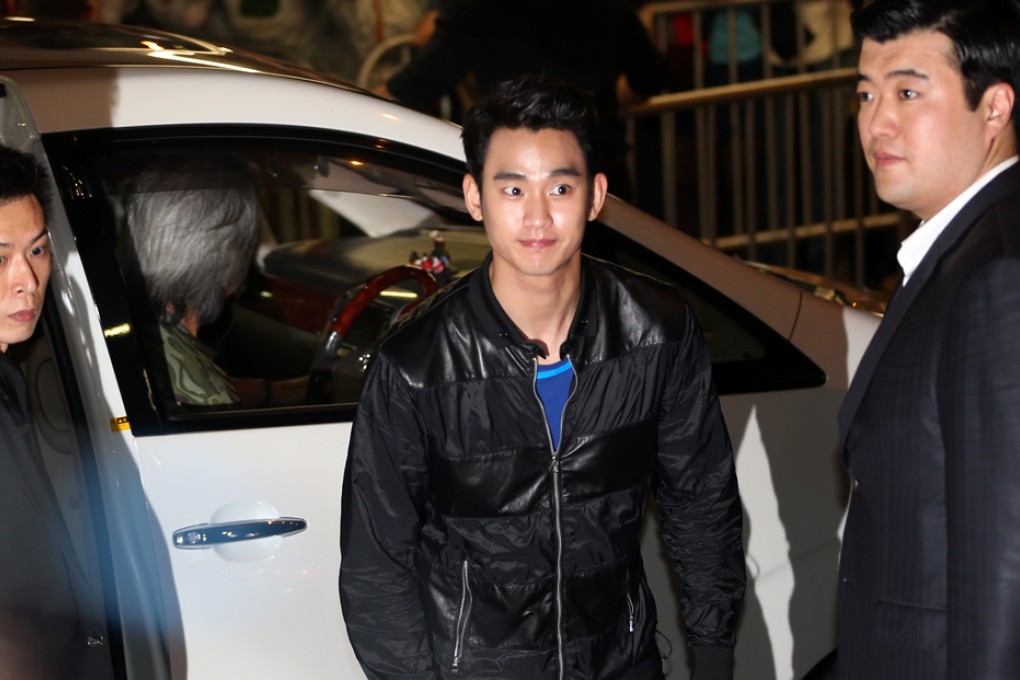 Kim Soo-hyun at the airport yesterday as frenzied fans welcome him to Hong Kong. Photo: Nora Tam