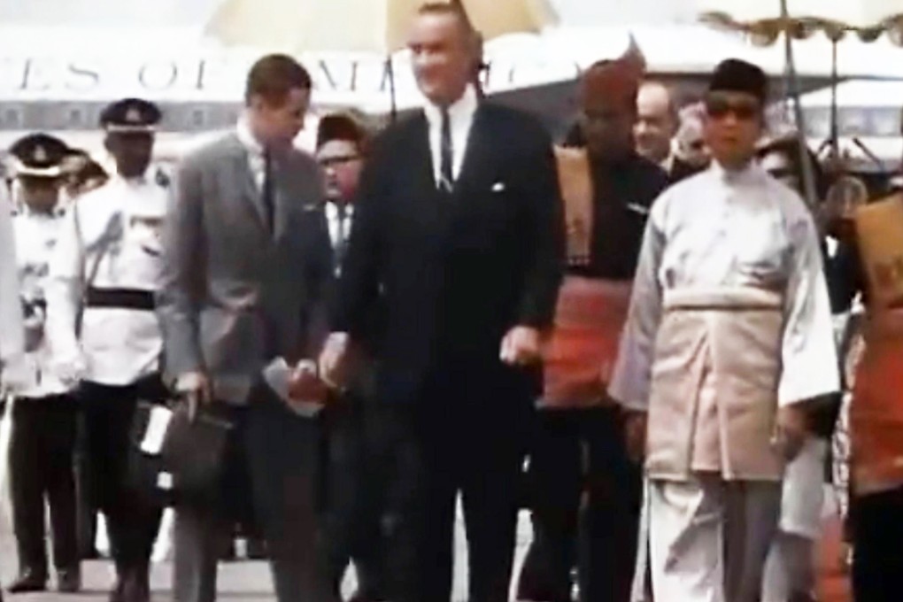 Shinzo Abe pours a drink for Barack Obama in the Sukiyabashi Jiro restaurant. Photo: AFP