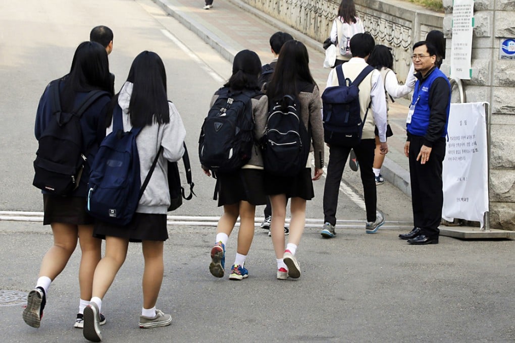 Senior students arrive at Danwon High School in Ansan, south of Seoul for the first time since its closure after the ferry Sewol sank. Photo: AP