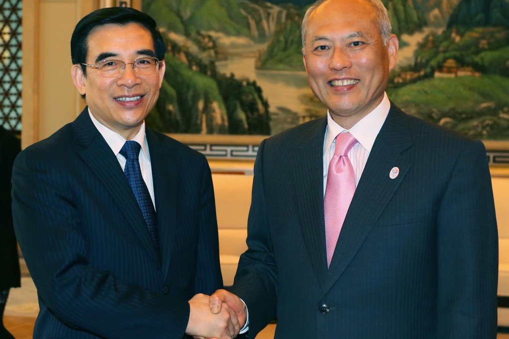 Beijing Mayor Wang Anshun greets Tokyo Governor Yoichi Masuzoe. Photo: Reuters