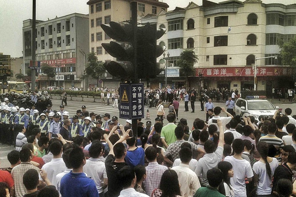 Workers protest during the strike near the Yue Yuan factory area in Dongguan on April 18. Photo: Reuters