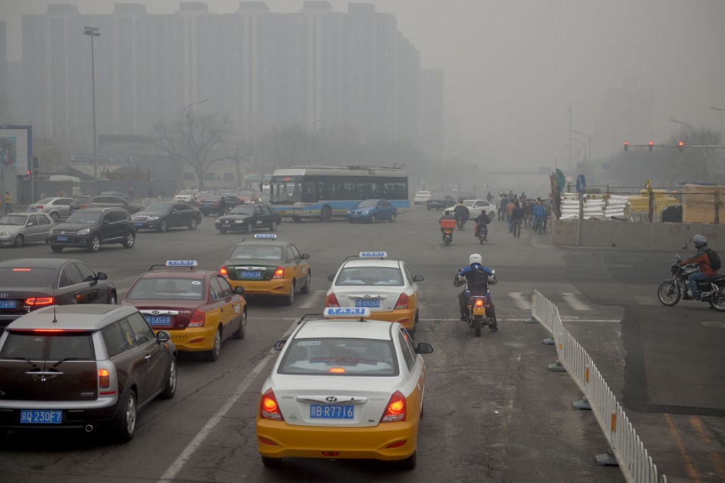 Vehicles run on a road in smog in Beijing, capital of China. Photo: Xinhua