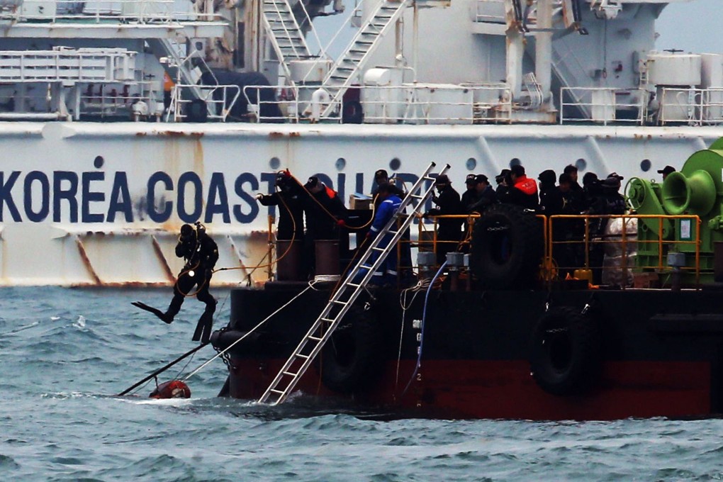 A diver jumps into the sea to search for the missing passengers at the site of the sunken South Korean ferry 'Sewol' off Jindo. Photo: AFP