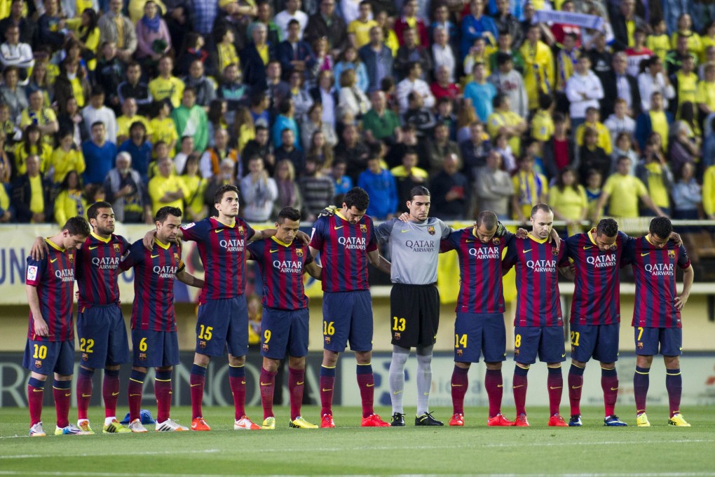 Barcelona's players bow their heads during the minute's silence for Vilanova at El Madrigal. Photo: AFP