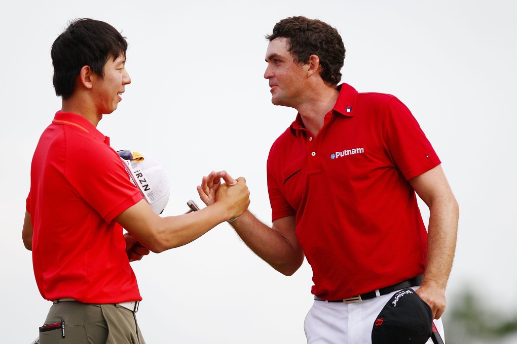 AVONDALE, LA - APRIL 27: Seung-Yul Noh shakes hands with Keegan Bradley on the 18th green after winning during the final round of the Zurich Classic of New Orleans at TPC Louisiana on April 27, 2014 in Avondale, Louisiana. Photo: AFP