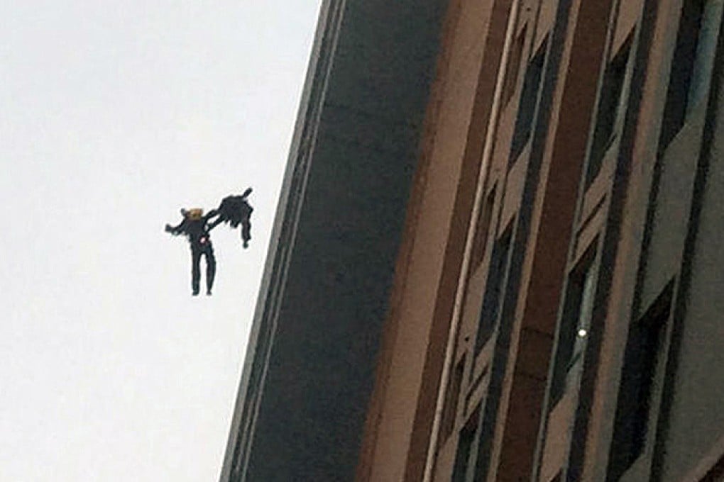 Qian Lingyun and Liu Jie hold onto each other as they plummet to the ground. Screenshot via Weibo