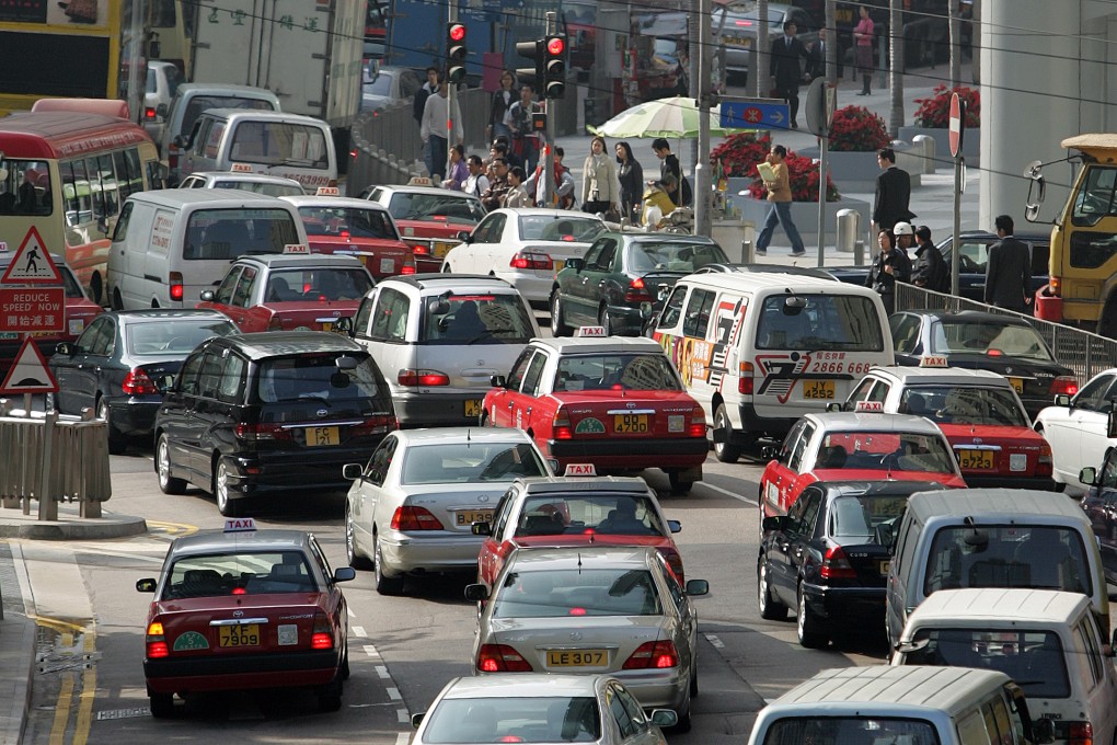 Traffic is slow the whole day in Des Voeux Road Central. Photo: Bloomberg