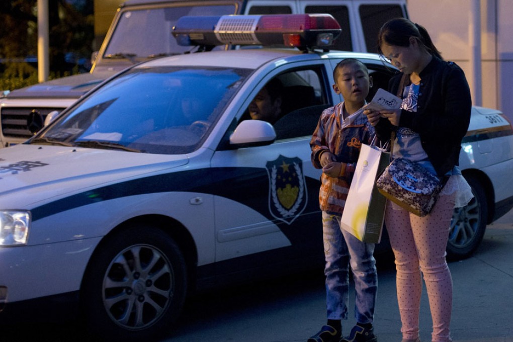 Relatives of Chinese passengers onboard the missing Malaysia Airlines Flight 370 wait to leave a hotel in Beijing as the Malaysia Airlines ceased to provide the hotel accommodation for them. Photo: AP