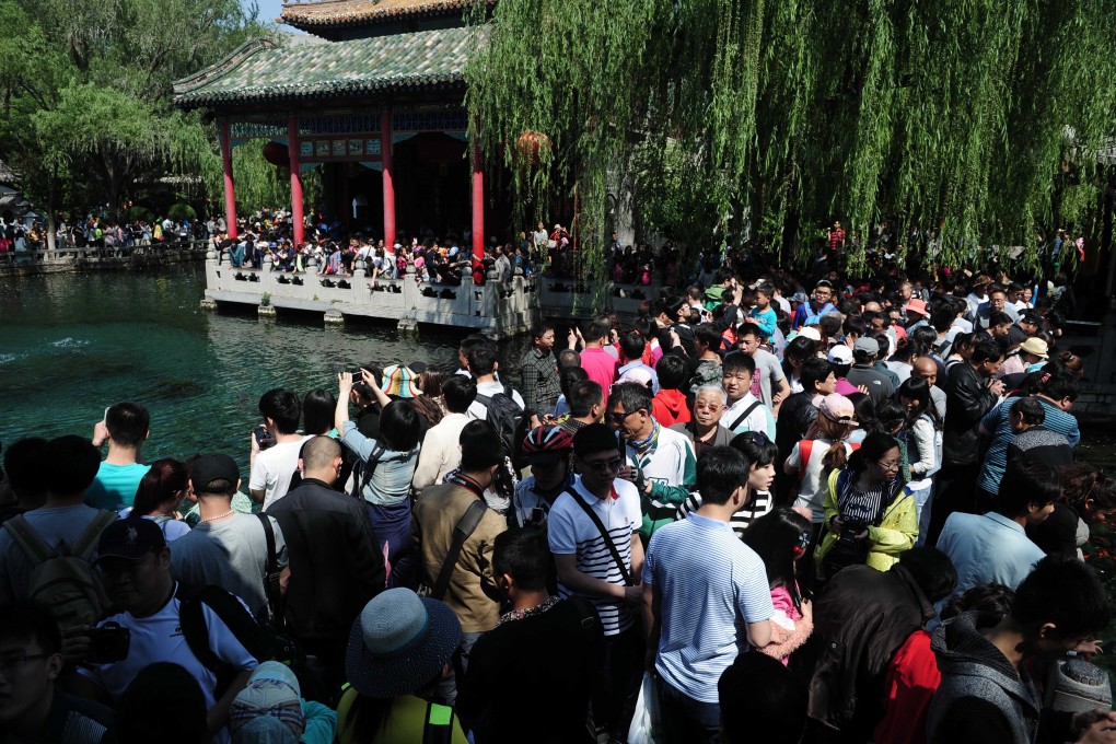 Holiday makers crowded around "Baotu Spring" Jinan of Shandong province during the three-day Labour Day Holiday. Photo: Xinhua
