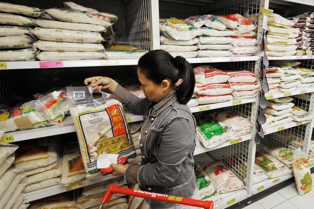 Customs officers are looking into complaints by Shau Kei Wan residents that some roadside vendors have been selling counterfeit Thai rice. Photo: AFP