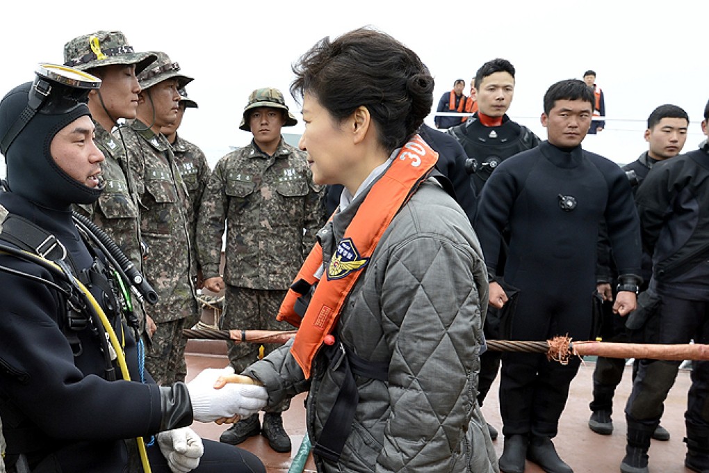 South Korean President Park Geun-hye talks with divers at the site where the Sewol sank. Photo: AP