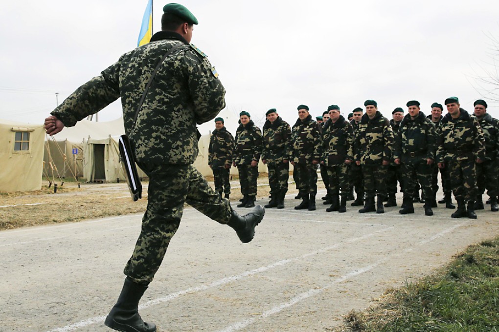 Ukrainian servicemen line up at a tent camp located near the border of Ukraine with Moldova's self-proclaimed separatist Transdniestria region in Odessa. Photo: Reuters